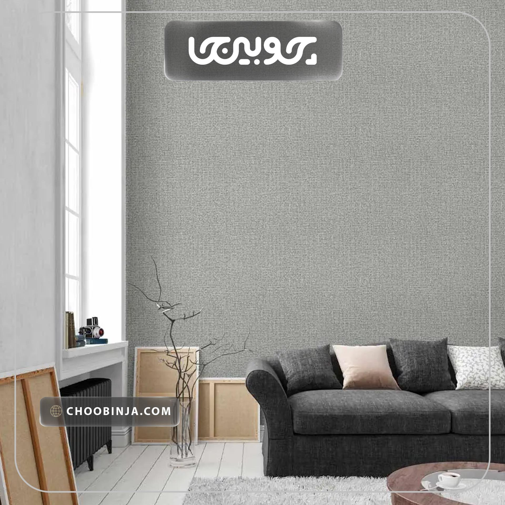 اجرای کاغذ دیواری طرح جودون طوسی فیلی کد ۱۰۰۲۲ روی دیوار شاخص TV Wall