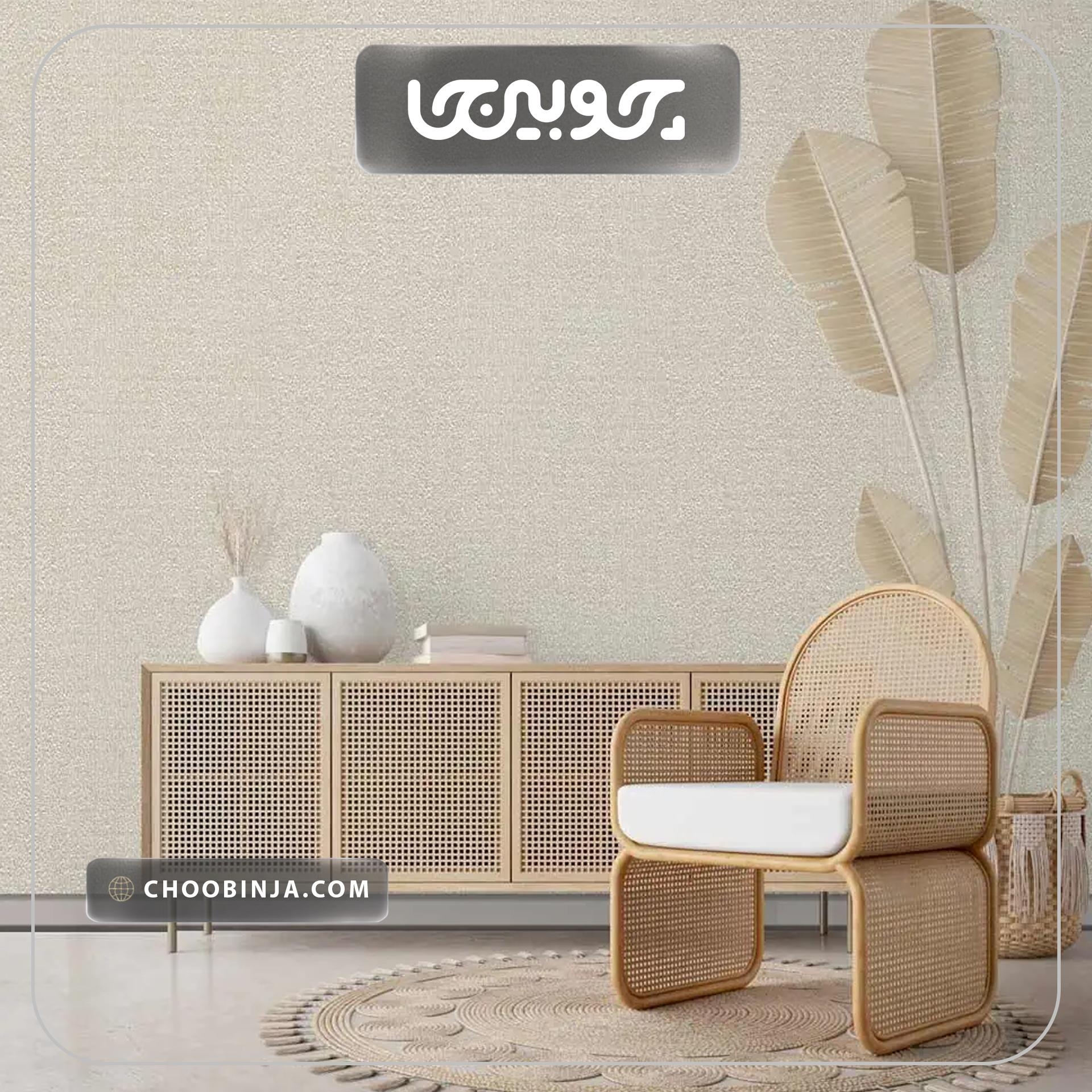 اجرای سراسری کاغذ دیواری طرح جودون کرم روشن کد ۱۰۰۱۴ در سالن پذیرایی