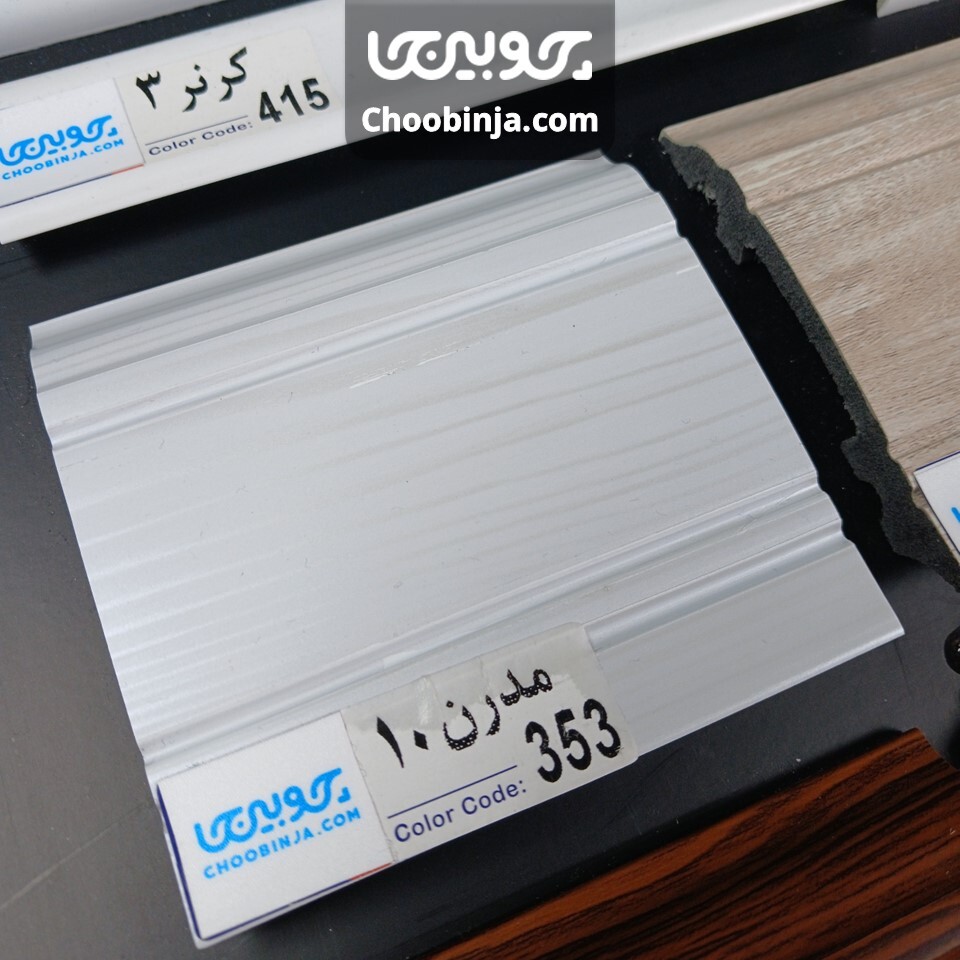  نمای نزدیک رگه‌های ظریف سطح قرنیز سفید صدفی PVC 