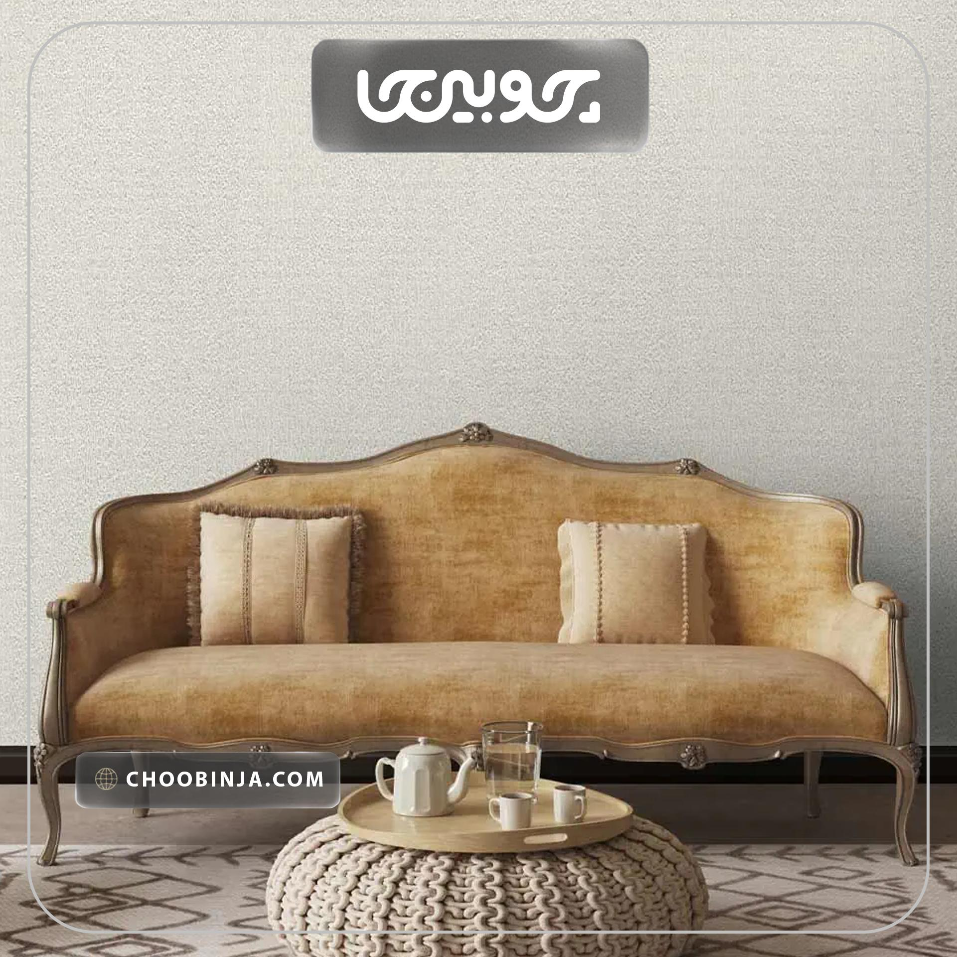  ترکیب کاغذ دیواری استخوانی کد ۱۰۰۱۵ با مبلمان رنگی و اکسسوری طلایی 