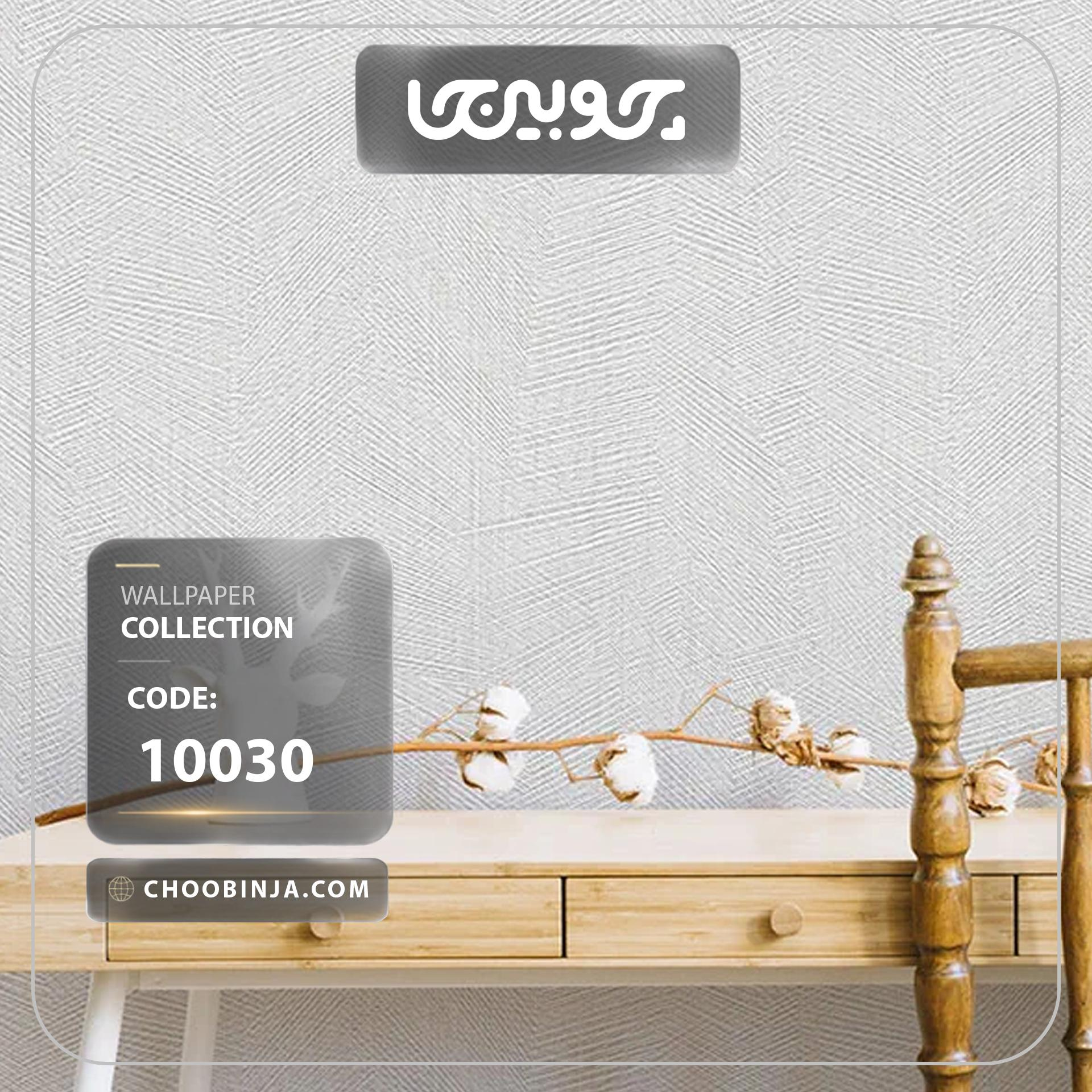  اجرای سراسری کاغذ دیواری طرح جناغی سفید نقره‌ای کد ۱۰۰۳۰ در سالن پذیرایی 