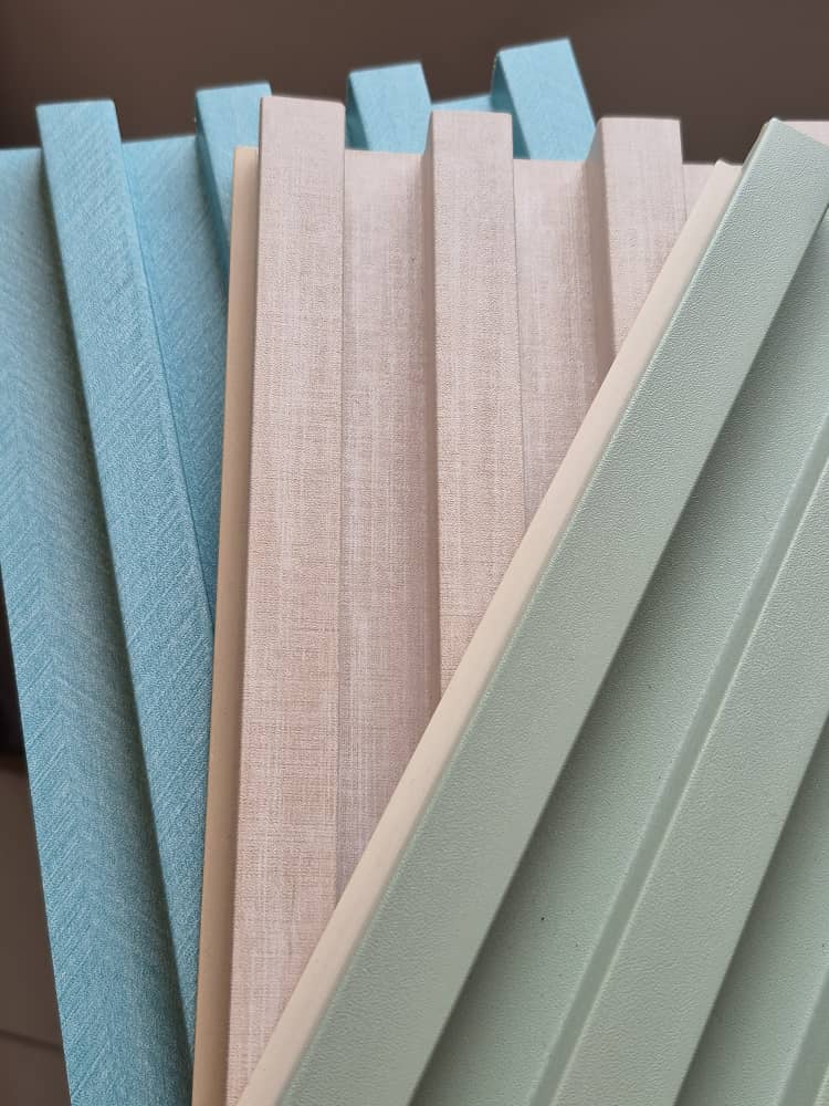 ترمووال رنگ سبز پاستلی تمام پی وی سی در راست و ترمووال سوزتی کرم رنگ برای نورپردازی در وسط و ترمولاینر پاستلی آبی آسمانی روشن در سمت چپ