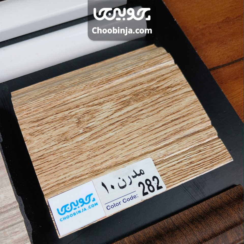  نمای نزدیک رگه‌های طبیعی و بافت چوبی قرنیز PVC کد 282 