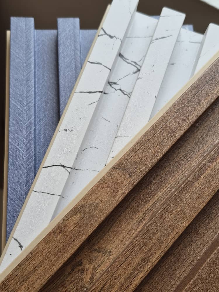 ترمولاینر طرح چوبی در سمت راست و ترمولاینر طرح سند مرمر سفید در وسط و ترموول نوری سوزنی آبی نفتی در سمت چپ