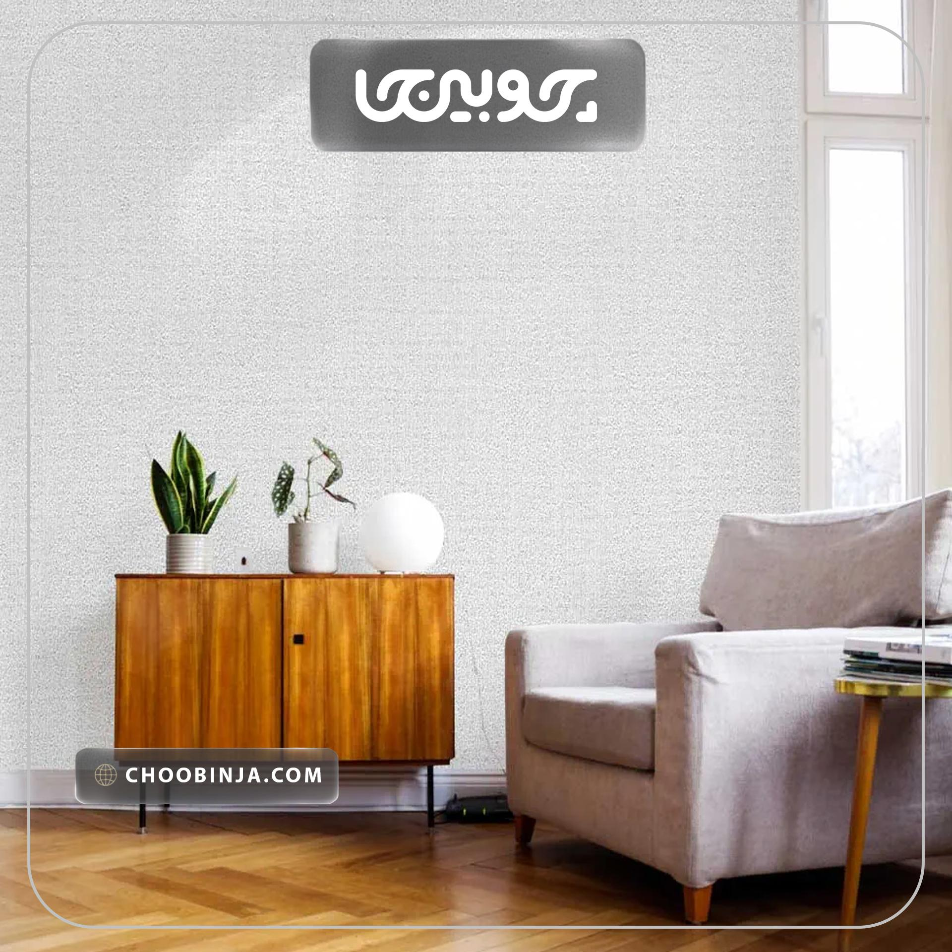  اجرای کاغذ دیواری طرح جودون طوسی روشن کد ۱۰۰۲۰ در سالن پذیرایی مدرن 