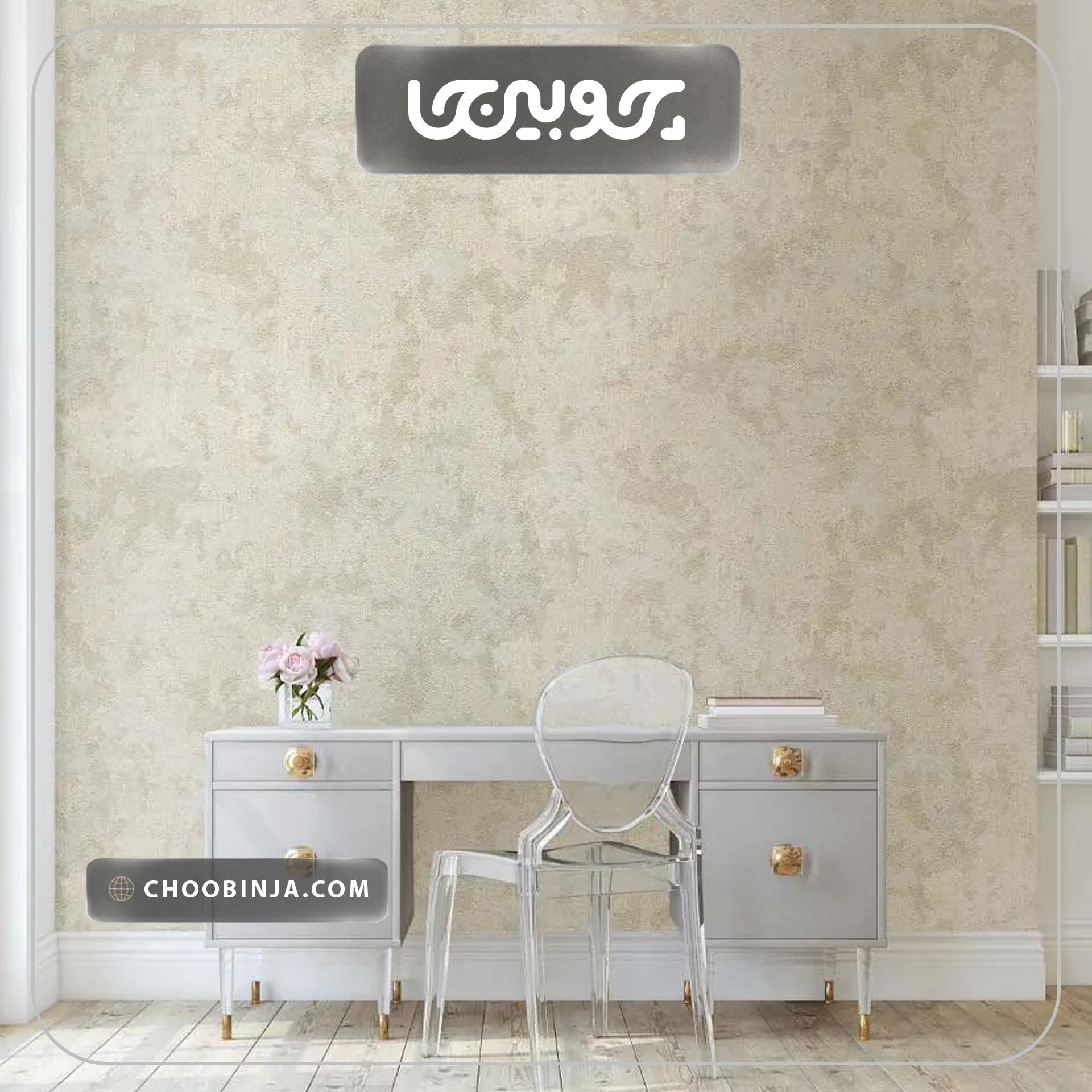 اجرای کاغذ دیواری پتینه کرم روشن در سالن پذیرایی نئوکلاسیک