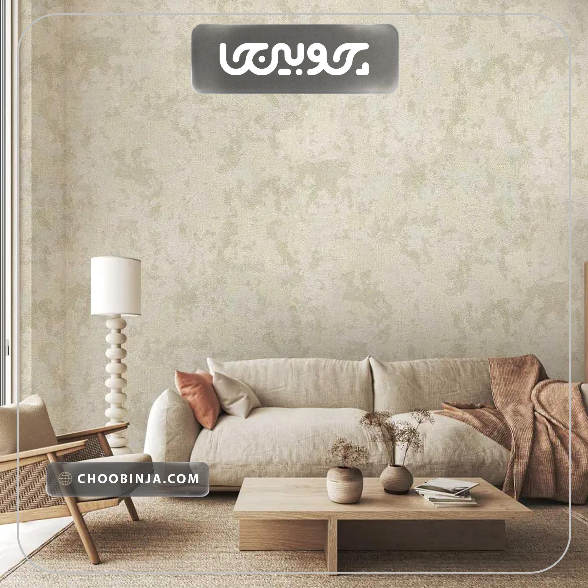 ترکیب کاغذ دیواری بژ روشن با اکسسوری طلایی مات و مبلمان کرم