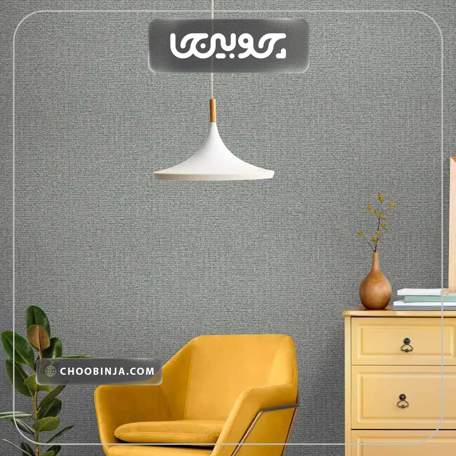  اجرای کاغذ دیواری طرح جودون طوسی سیر کد ۱۰۰۲۳ روی دیوار شاخص TV Wall 